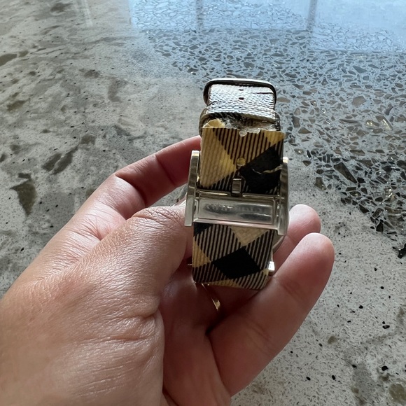 Burberry Unisex Mid Size Watch Silver - Picture 3 of 4